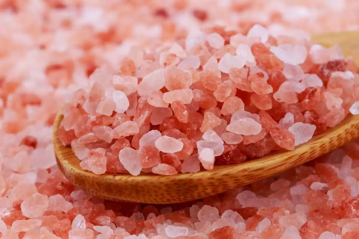 Cucharada de sal rosa del Himalaya