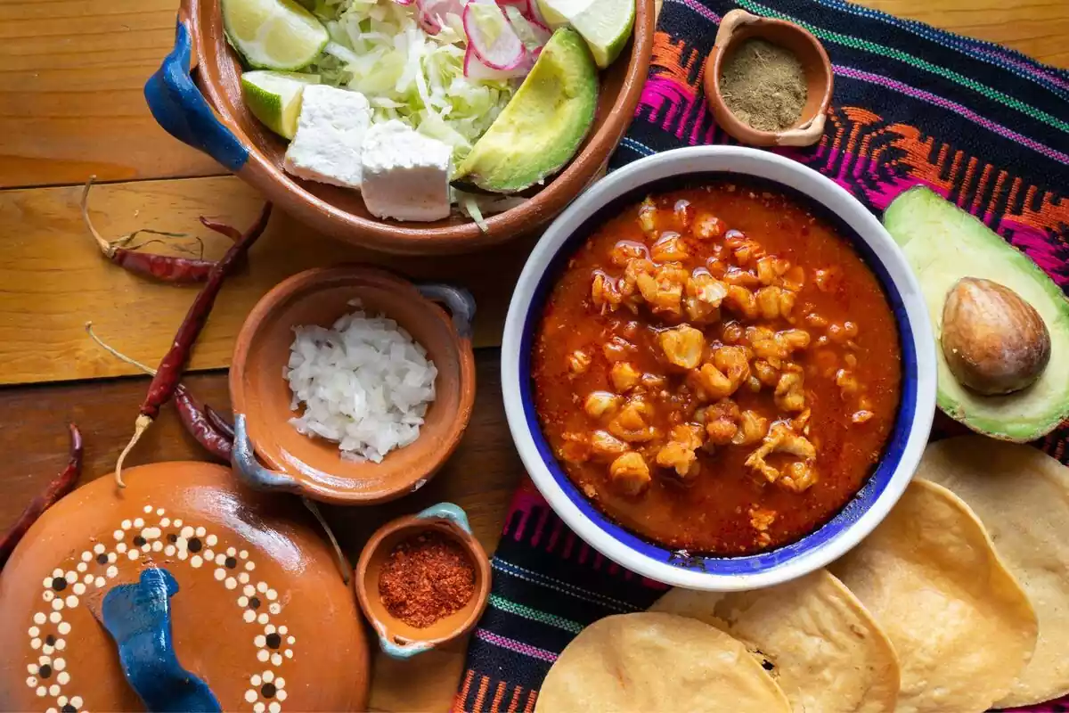 Diferentes platos con recetas mexicanas tradicionales como el pozole