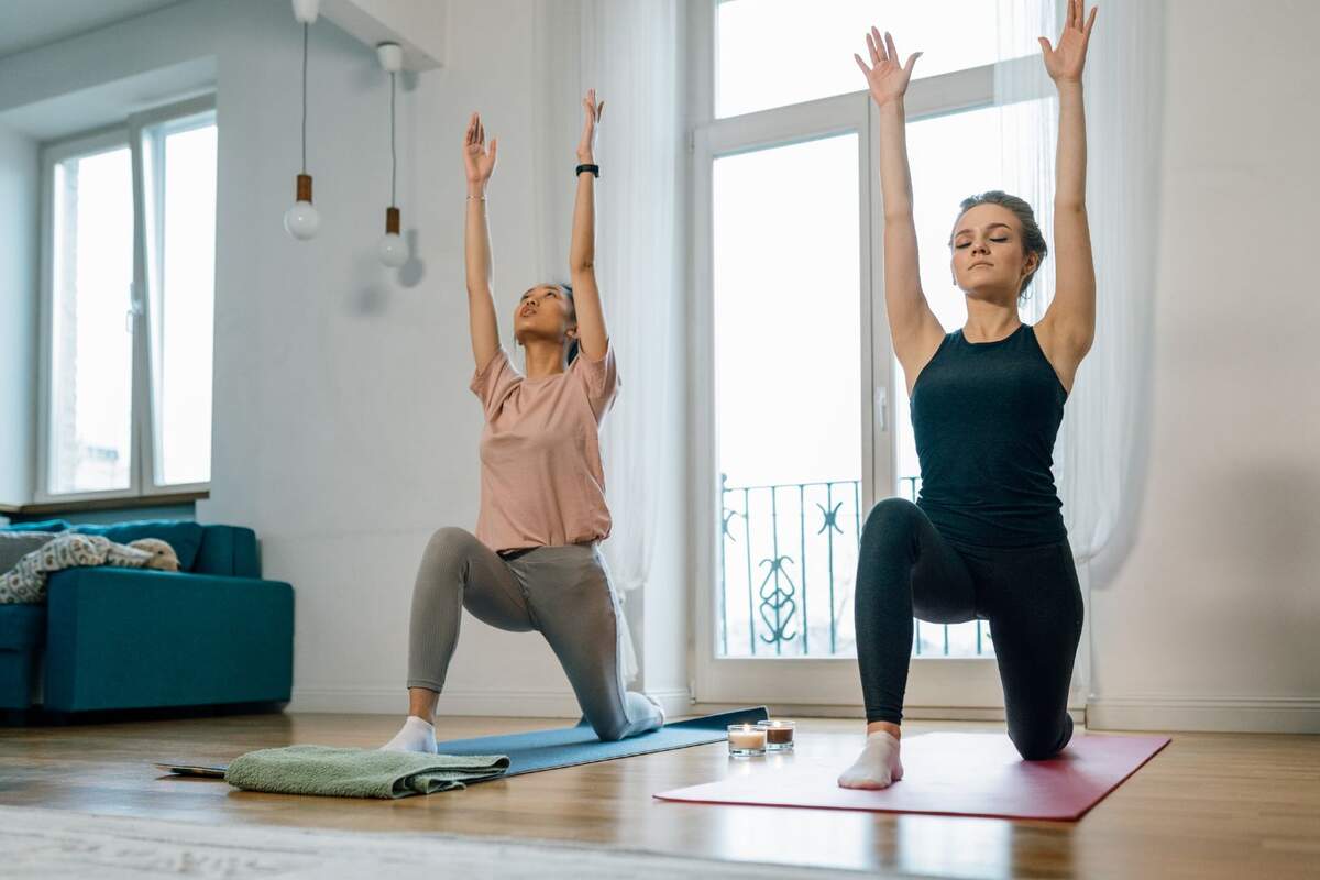 Posturas de yoga en pareja: beneficios y posiciones para dos