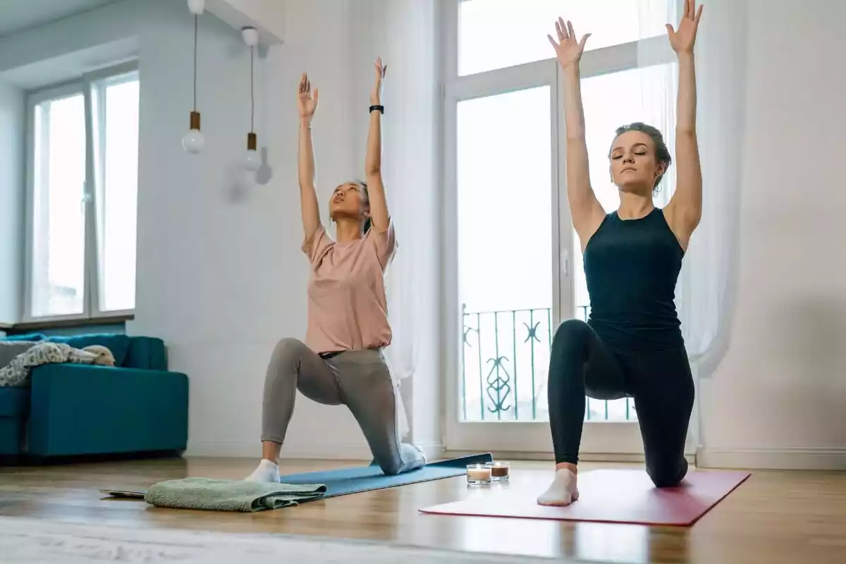 Dos chicas practicando yoga juntas