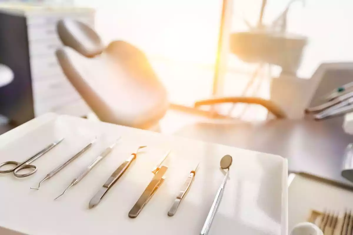 Instrumentos dentales vistos de cerca en una clínica dental