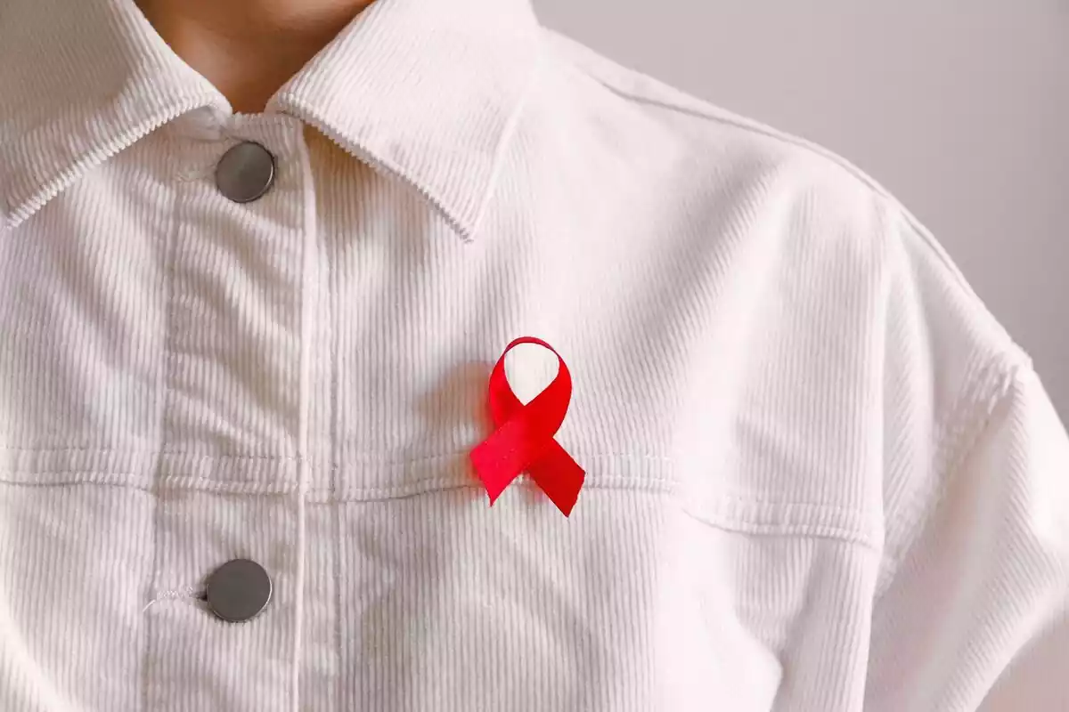 Lazo rojo representativo del apoyo a los pacientes de VIH o sida