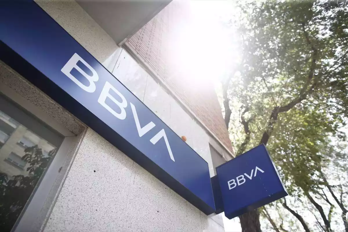 Cartel con el logo del BBVA en una oficina bancaria