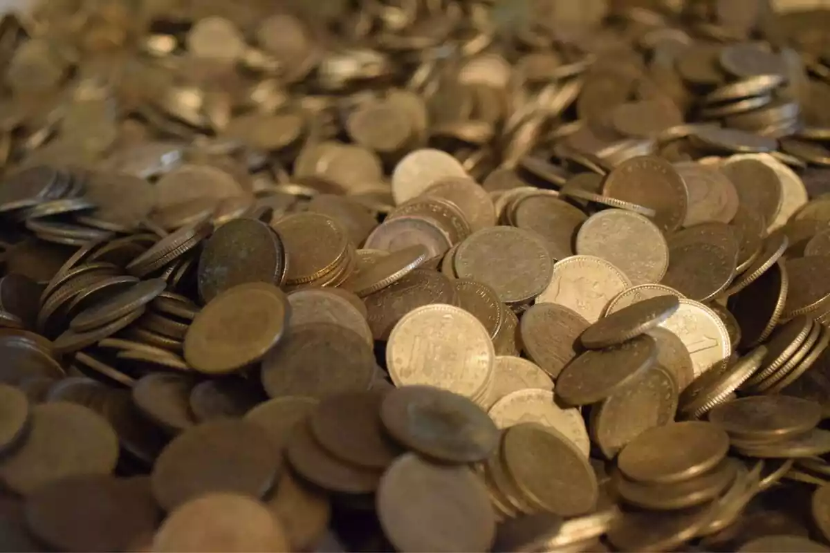 Cientos de monedas amontonadas y de varios colores