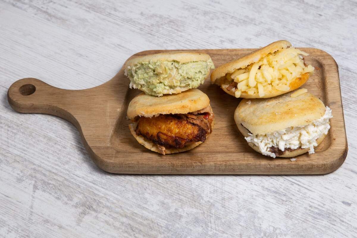 Parrilla Para Hacer Arepas Tradicionales Colombianas Encima De Una