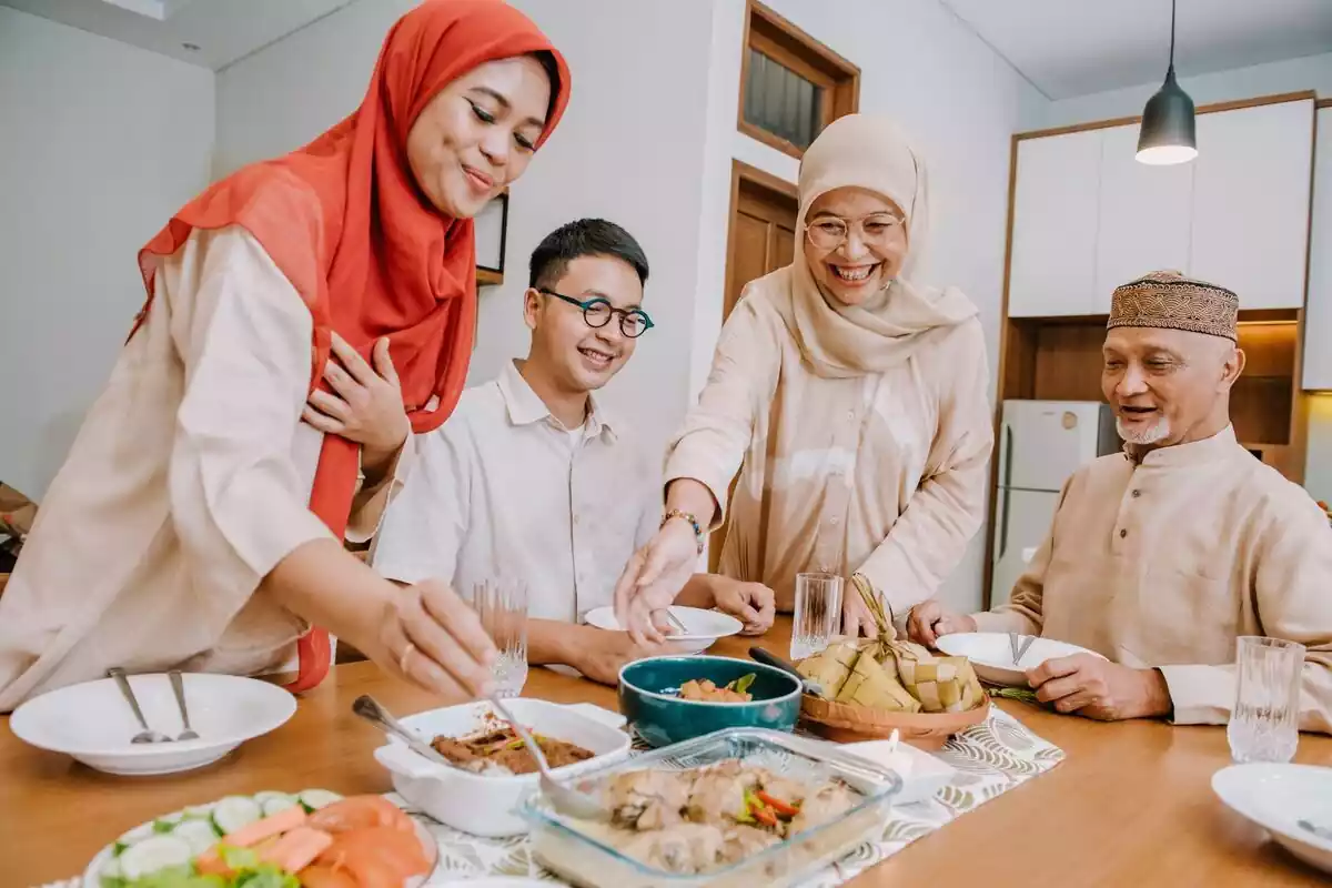 Familia musulmana cenando durante el ramadán