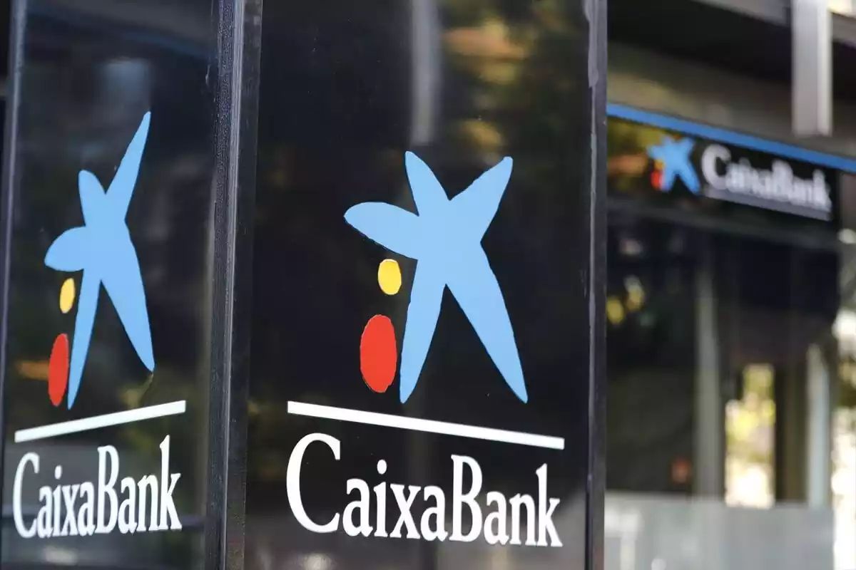 Logo de CaixaBank en una oficina en la calle