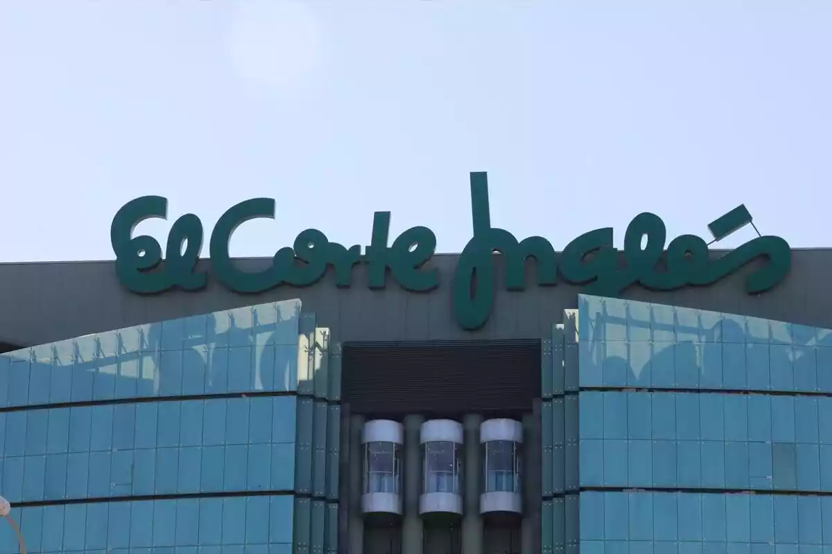 Logo de El Corte Inglés de color verde encima de un edificio