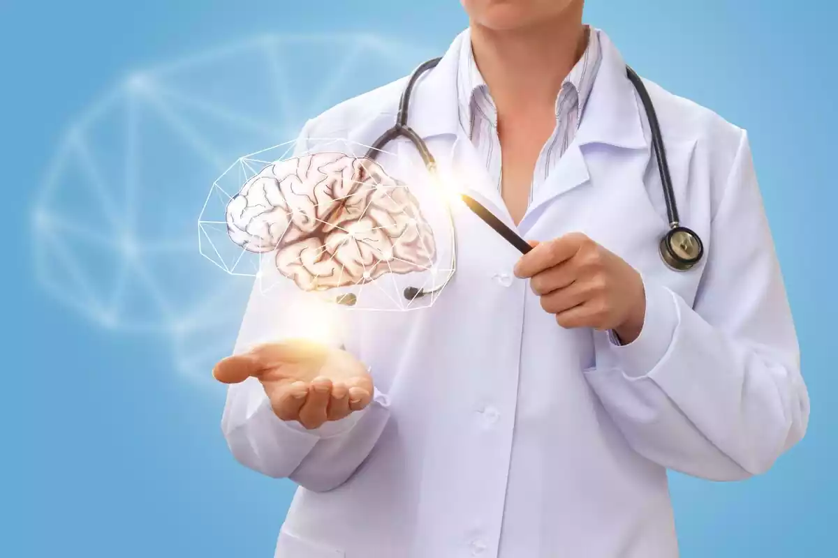 Médico mostrando un cerebro en su mano