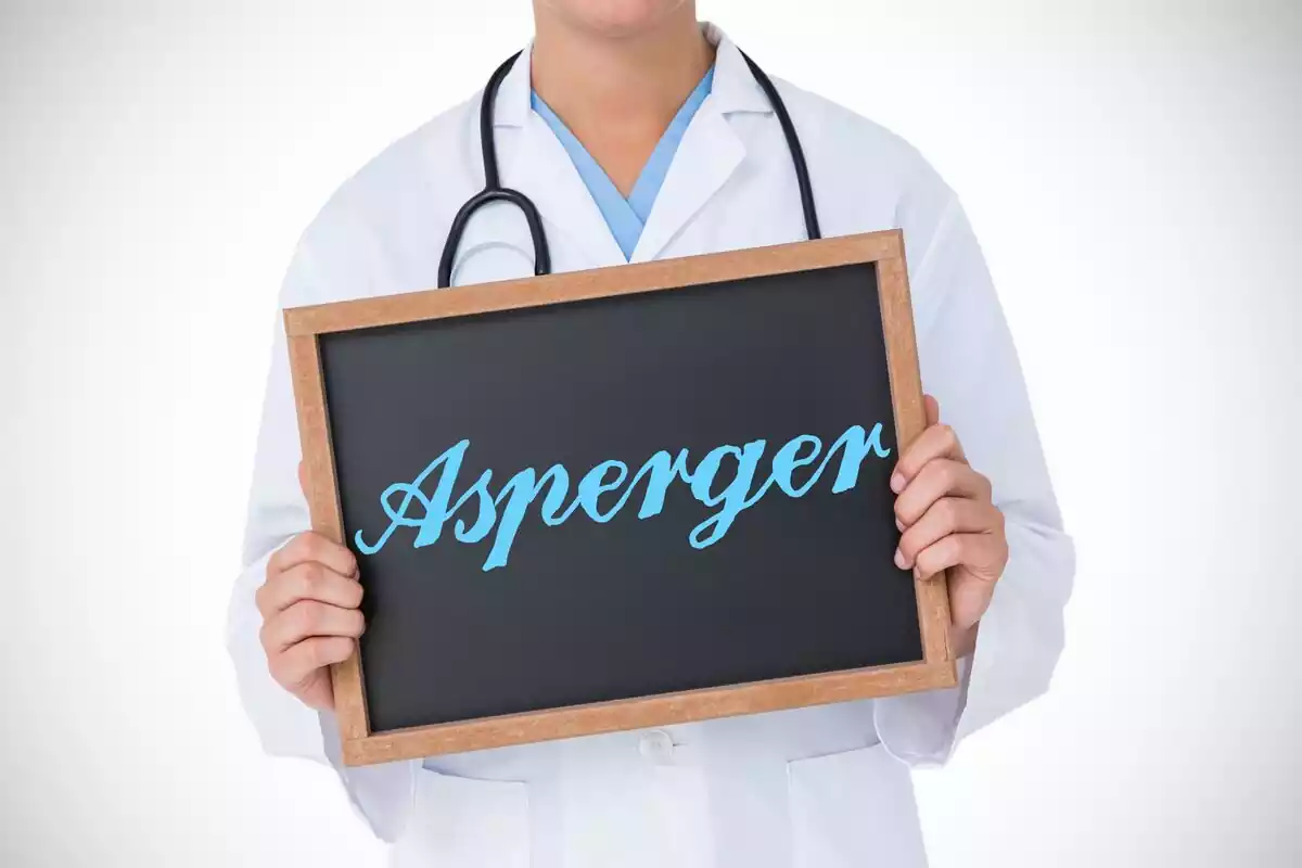 Médico sosteniendo un cartel que pone Asperger