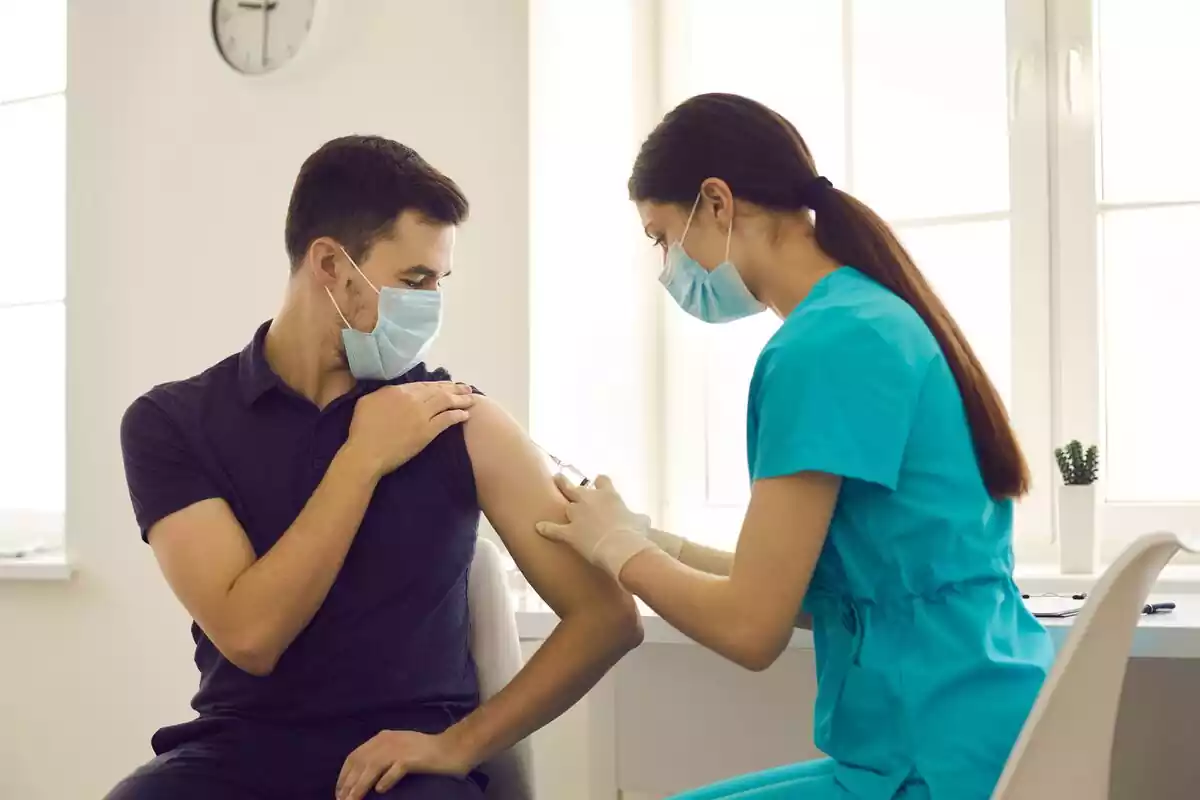 Médico vacunando a un paciente