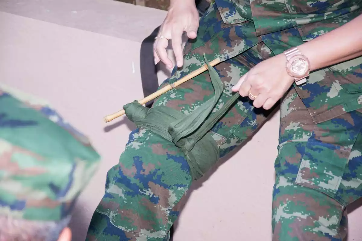 Militar con un torniquete en la pierna