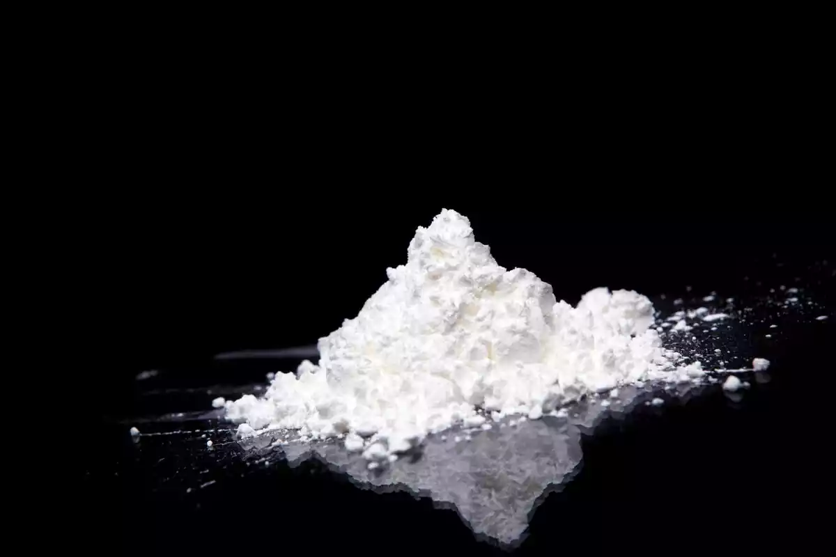 Montaña de cocaína con un fondo negro