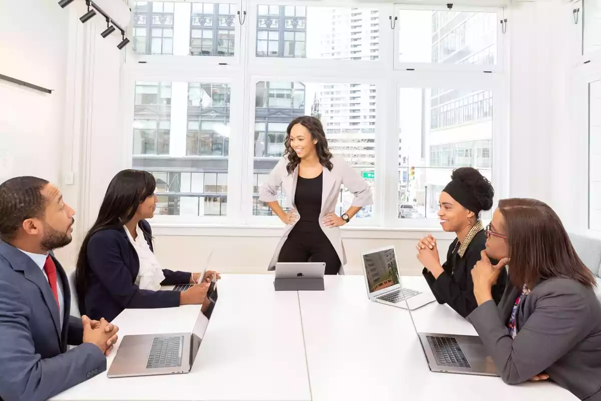 Mujer liderando un grupo en una empresa