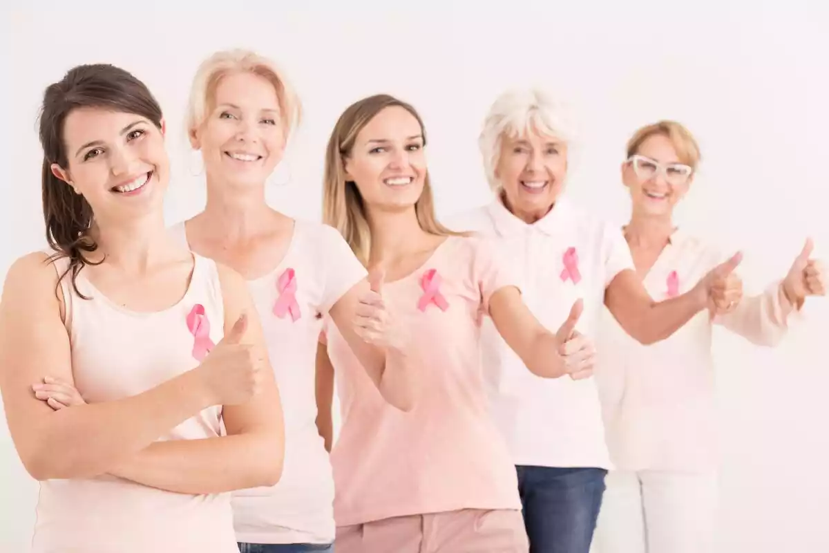 Mujeres dando soporte a la lucha contra el cáncer de mama