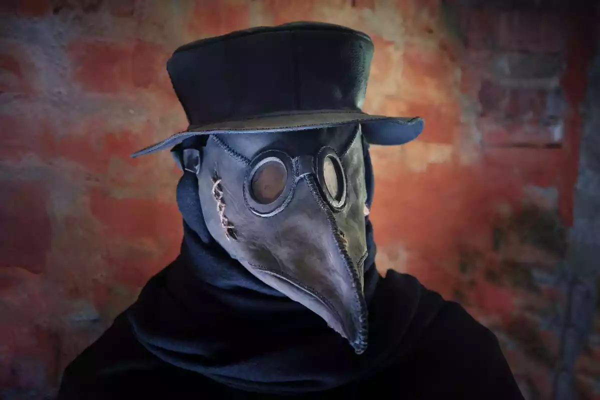Persona con una máscara de la peste negra y un sombrero