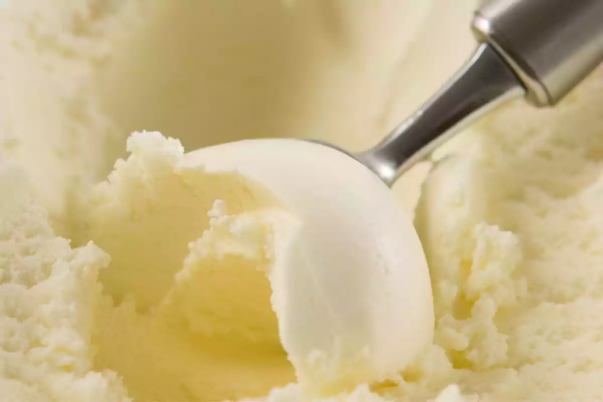 Primer plano de una cuchara con helado de vainilla