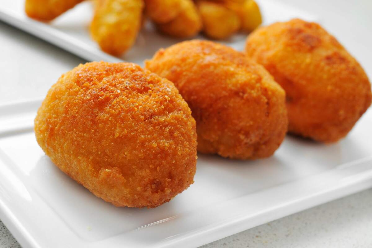 Descubre una deliciosa receta en tu air fryer: croquetas de jamón, queso fundido y puré de patatas