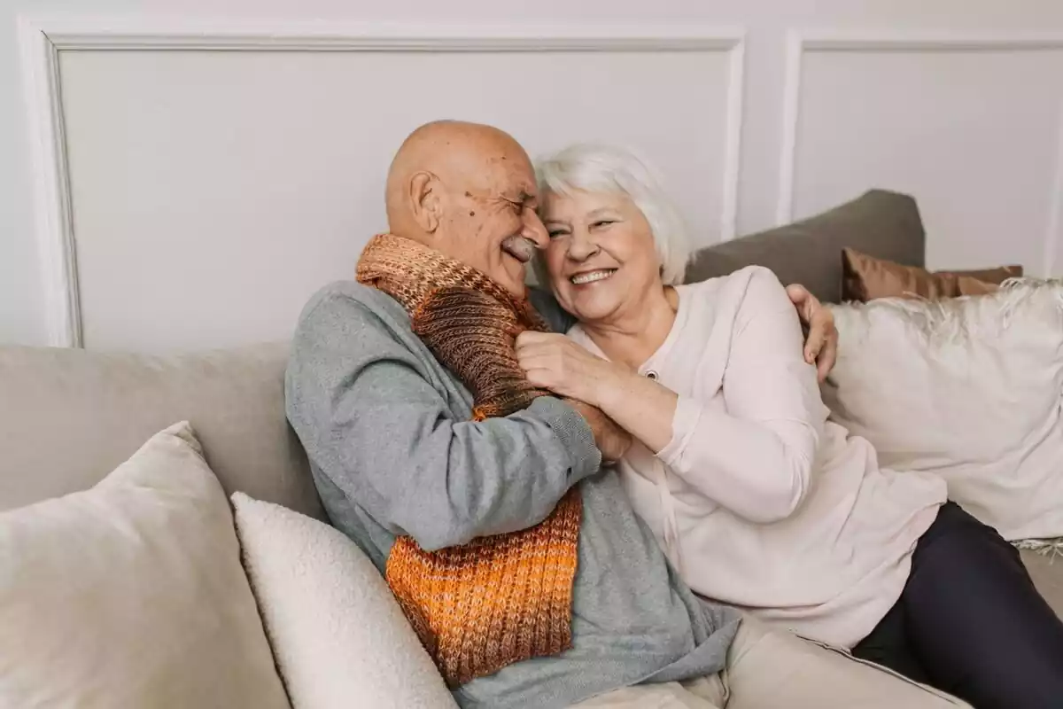 Una pareja de ancianos abrazándose