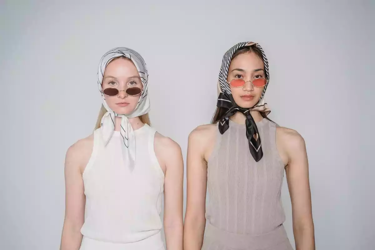 Dos chicas con pañuelos en la cabeza
