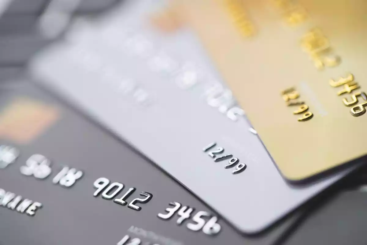 Primer plano borroso de tarjetas de crédito