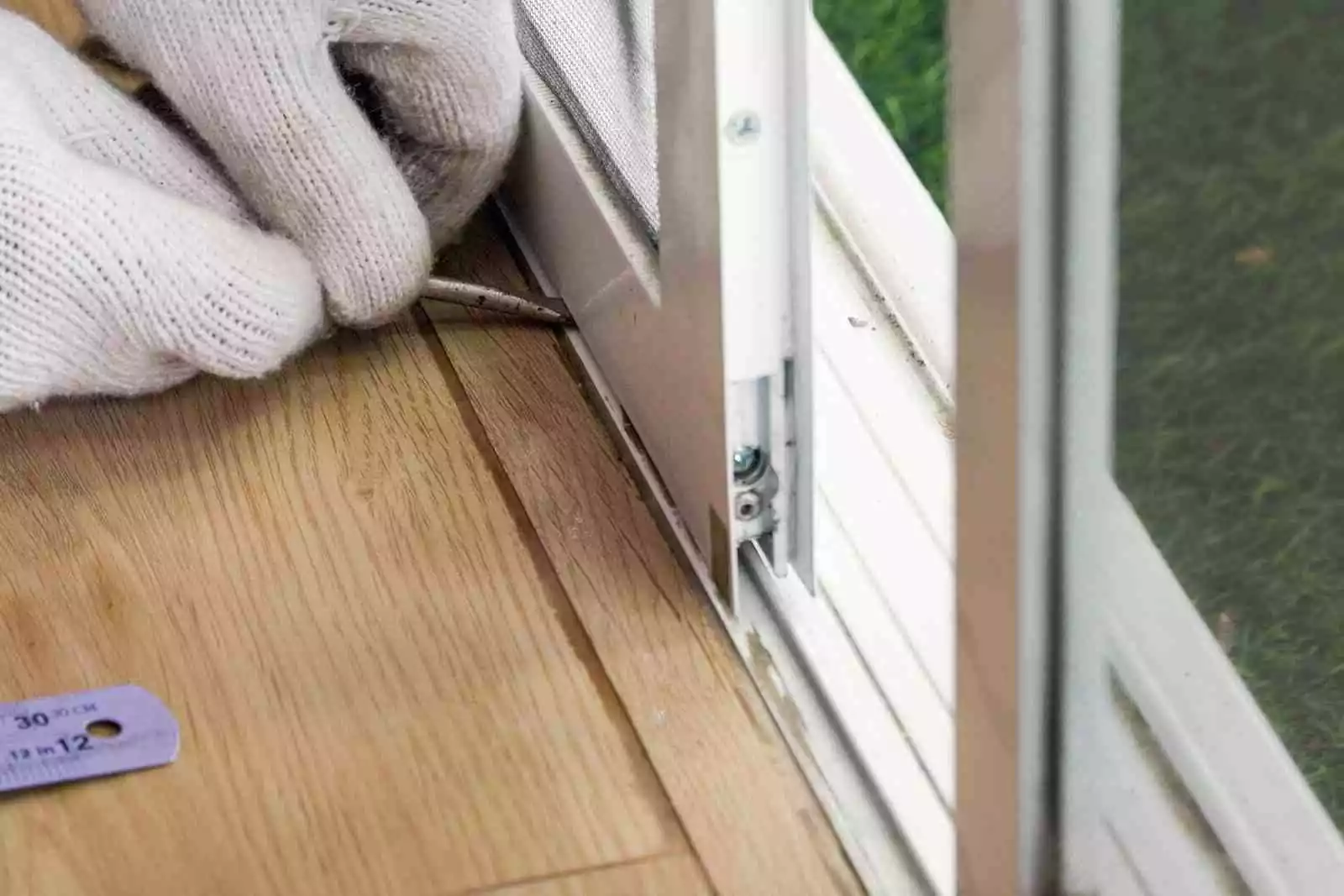 Este es el truco definitivo para dejar los raíles de las ventanas de tu casa como los chorros del oro 11 Merca2.es ¡Pruébalo y verás!