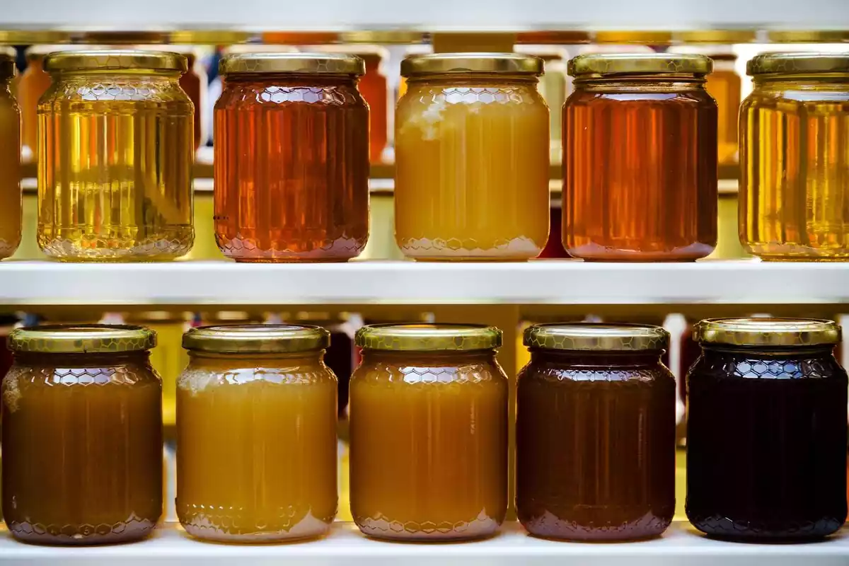 Botes de miel en conserva
