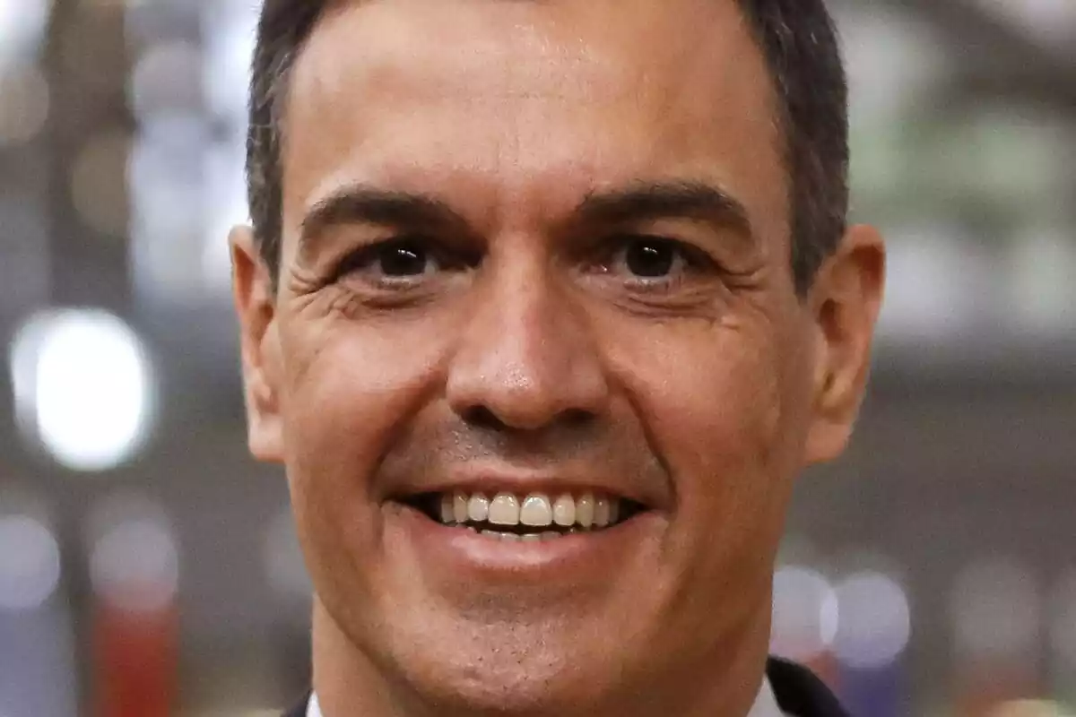 Primer plano del presidente Pedro Sánchez con una gran sonrisa en la cara