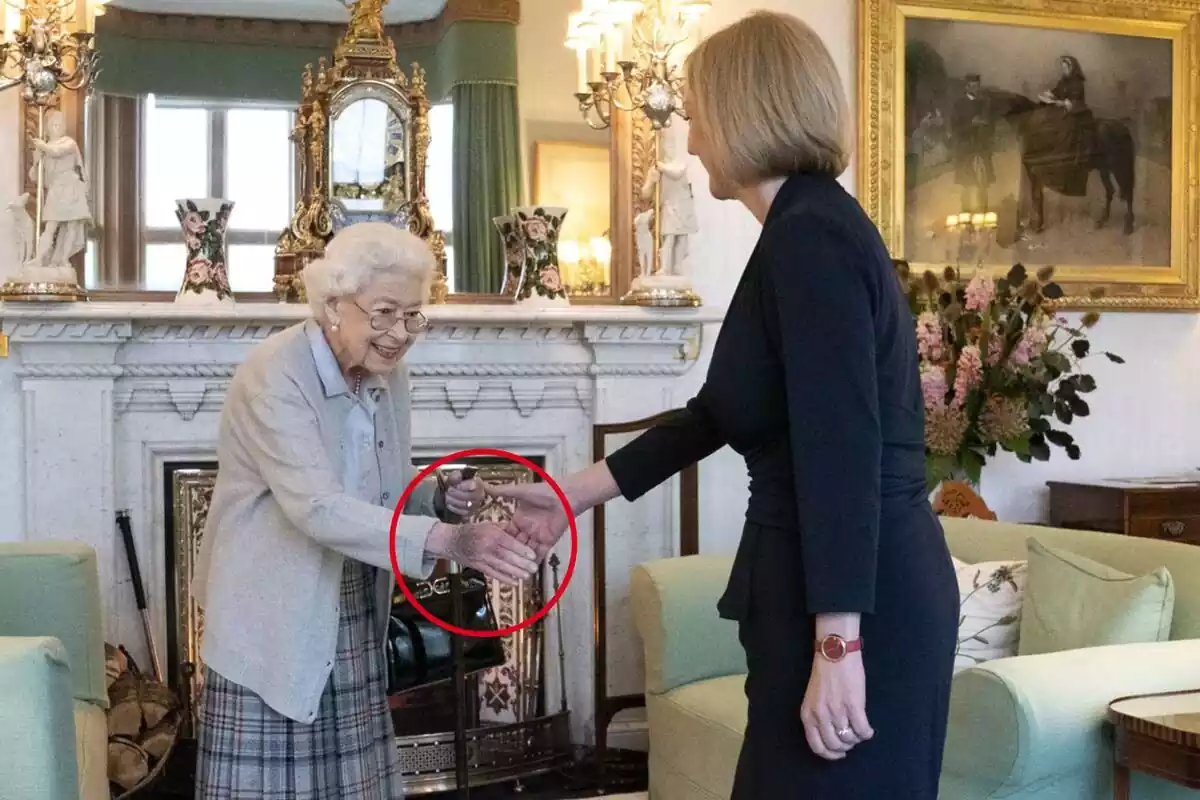 Reunión de Isabel II con Liz Truss y un círculo rojo en la mano de la Reina