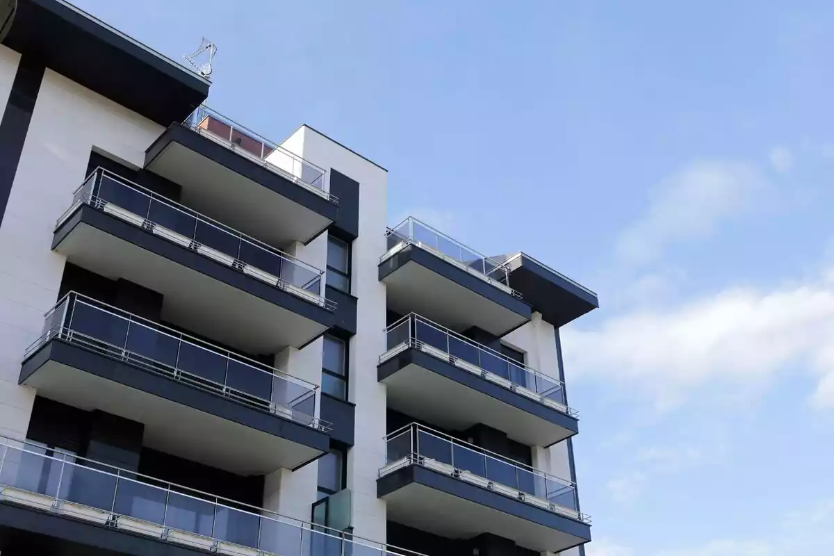 Balcones oscuros en un bloque de viviendas de varios pisos de altura