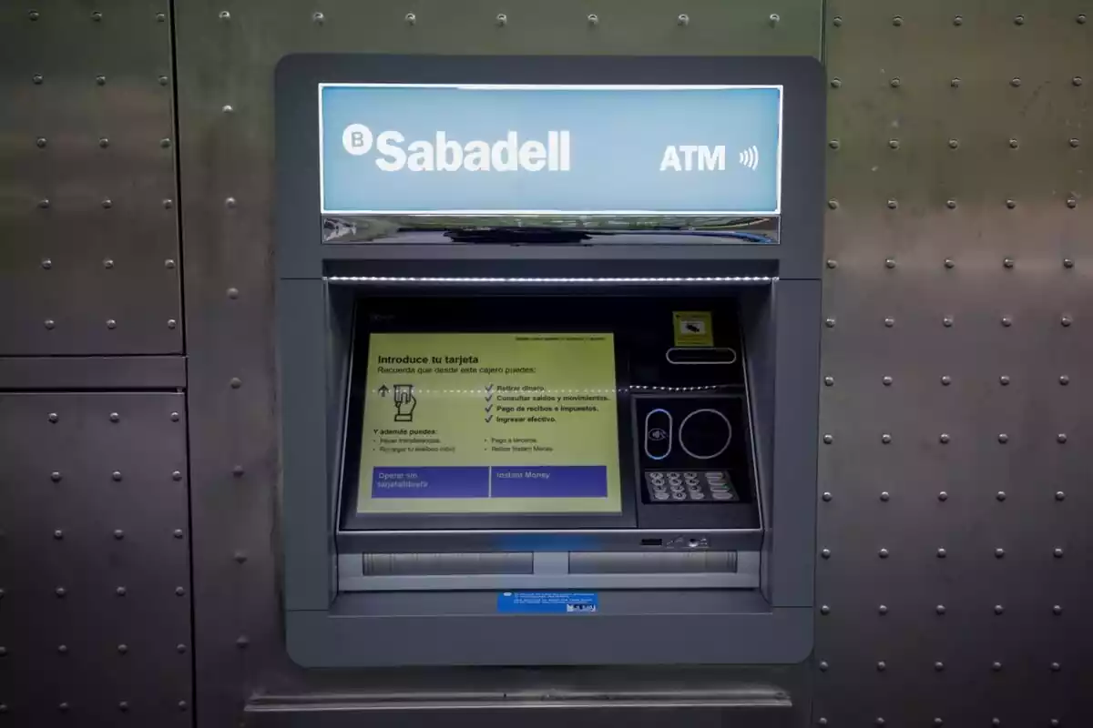 Cajero del Banco Sabadell con la pantalla encendida