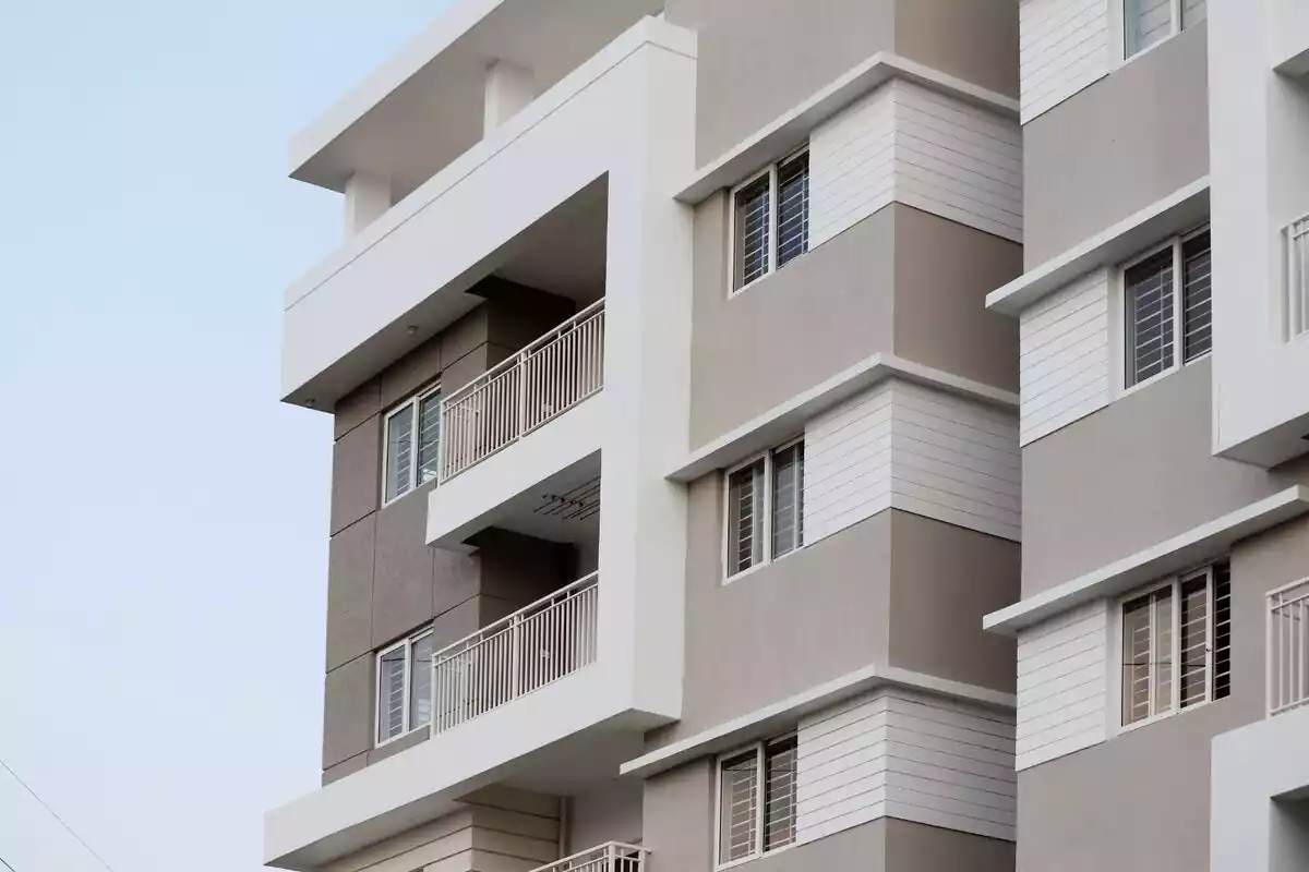 Edificio de color gris con balcones