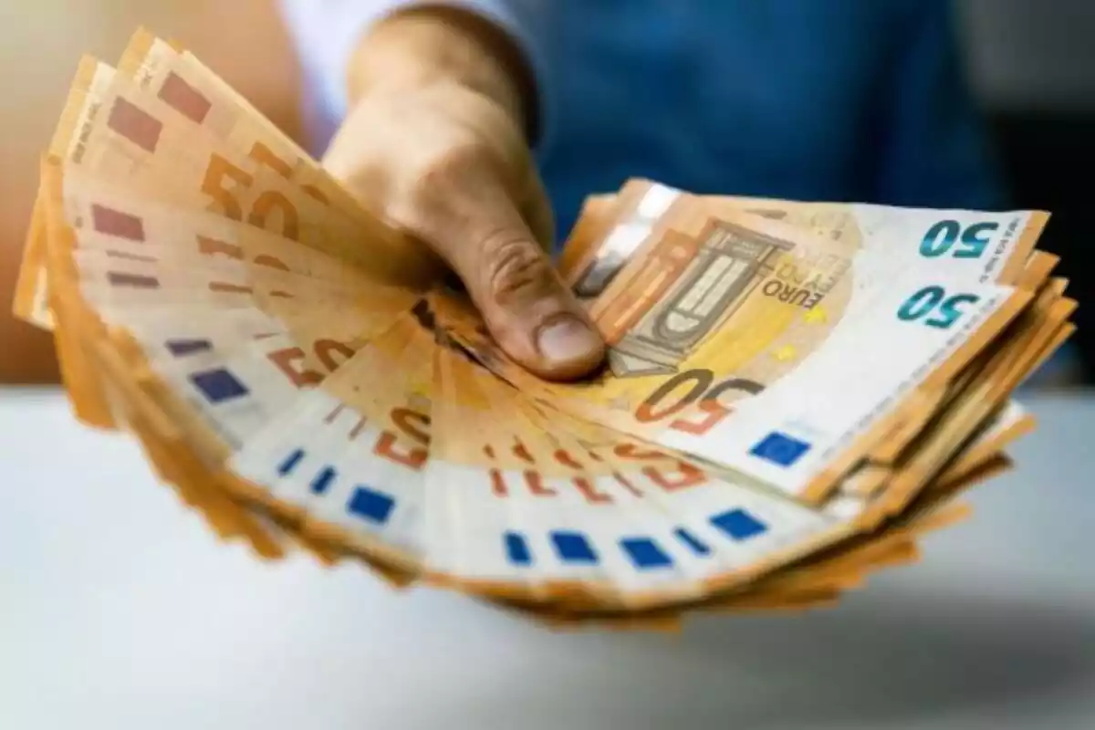 Foto de mano con billetes de euro