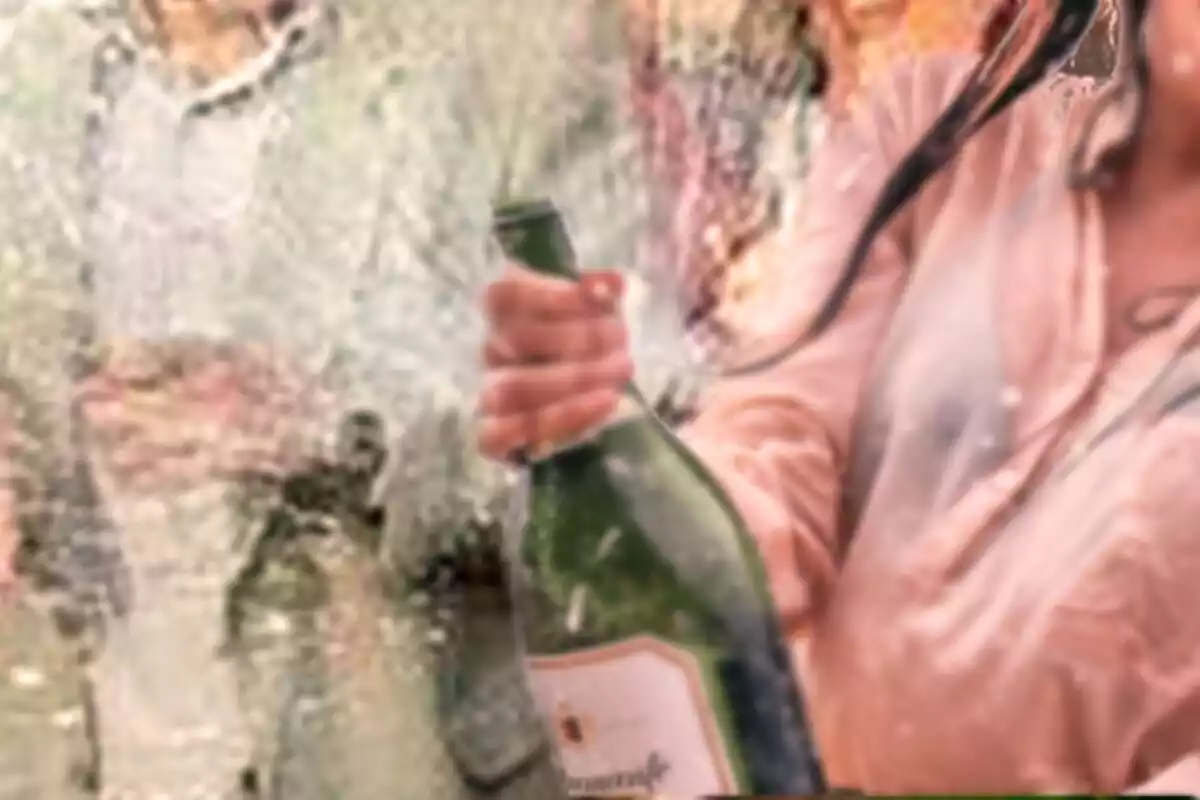 Foto de personas descorchando champán