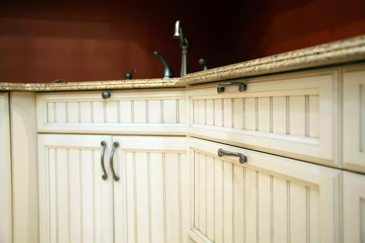 Muebles de color blanco que se ubican bajo el fregadero de la cocina