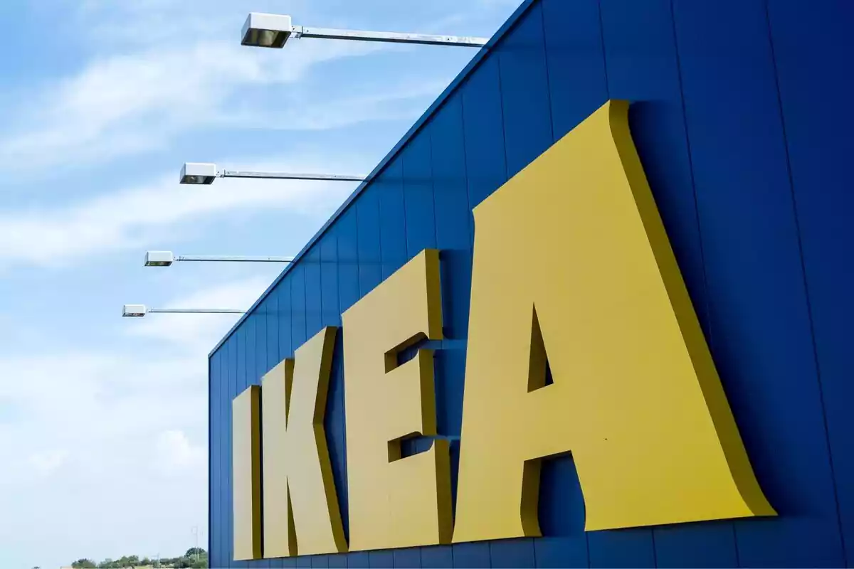 Un logo amarillo de Ikea sobre la tienda pintada de azul, vista dese el exterior
