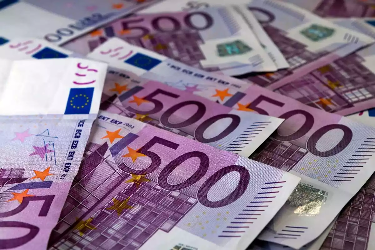 Un montón de billetes de 500 euros con su característico color violeta