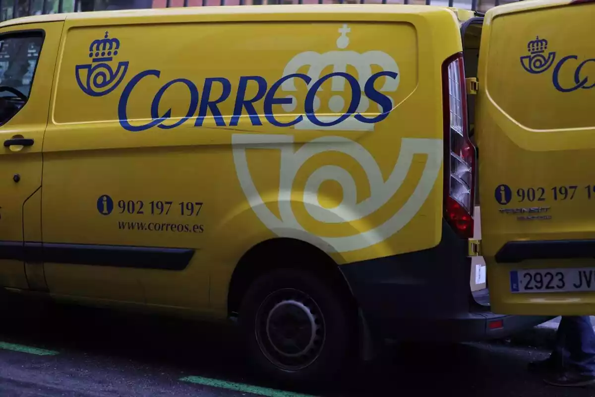 Una furgoneta amarilla de Correos con el logo de la empresa