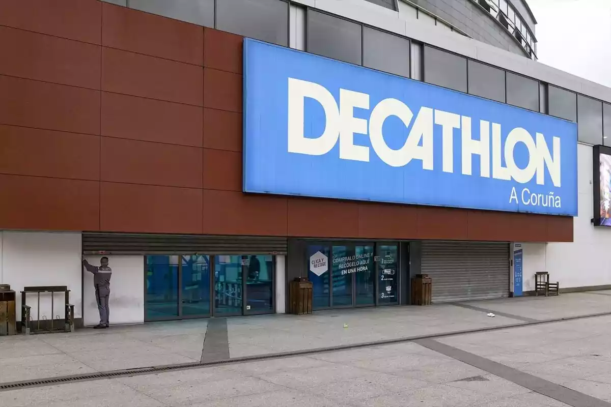 Una tienda Decathlon en A Coruña con el logo azul y un vigilante delante