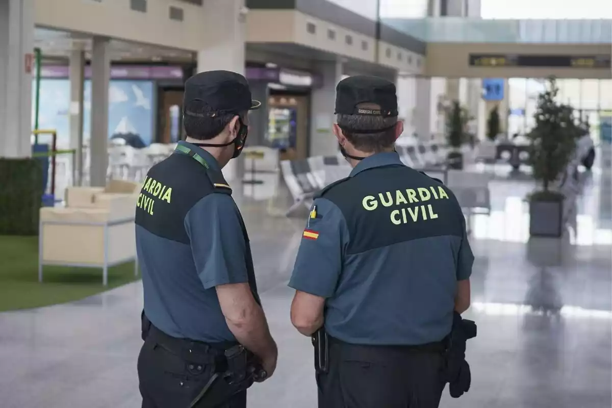 Dos agentes de la Guardia Civil en el Aeropuerto de Pamplona