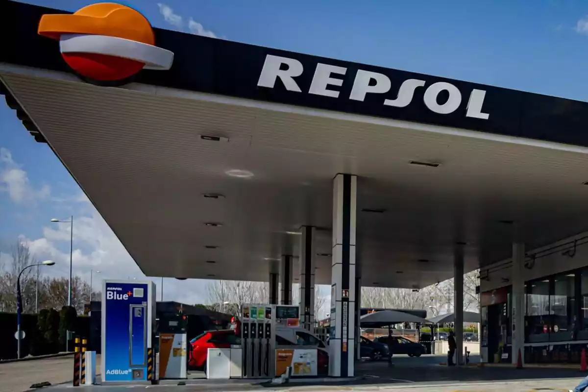 Una gasolinera Repsol con varios coches repostando