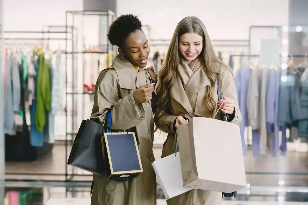 Dos mujeres haciendo compras en una tienda de ropa