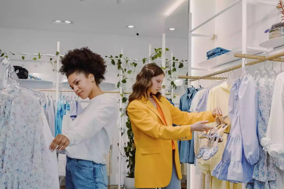 Dos mujeres mirando ropa en una tienda