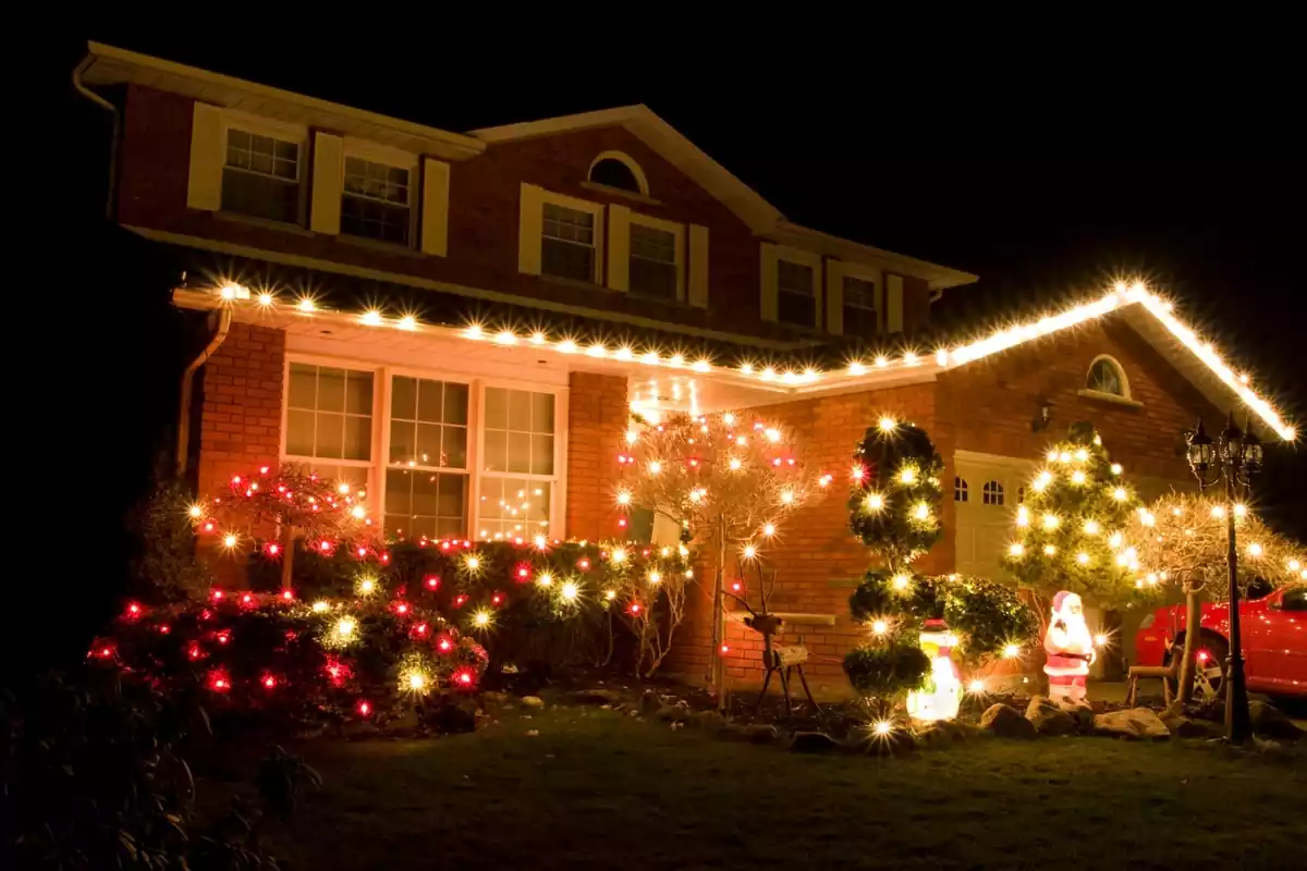Imagen de la fachada de una casa decorada con adornos navideños lumínicos