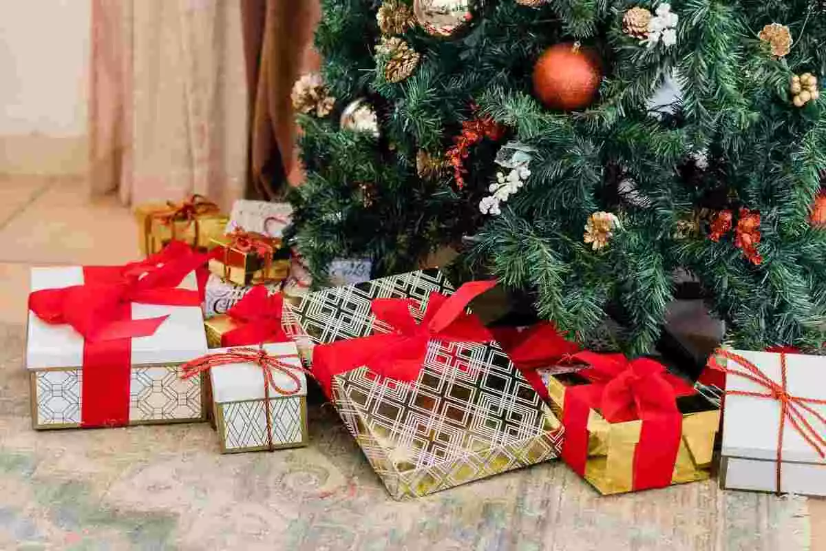 Imagen de un árbol de Navidad rodeado de regalos