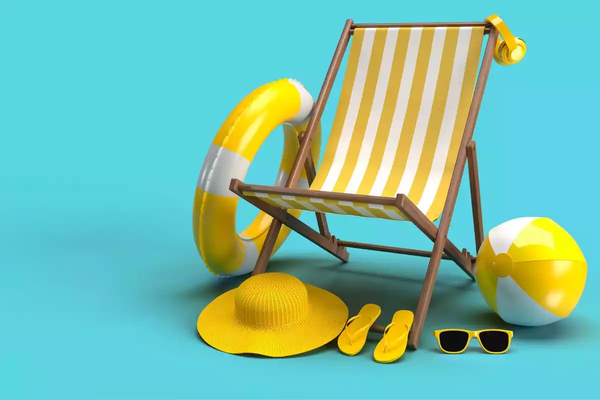 Imágen de una silla de playa con diferentes elementos de playa