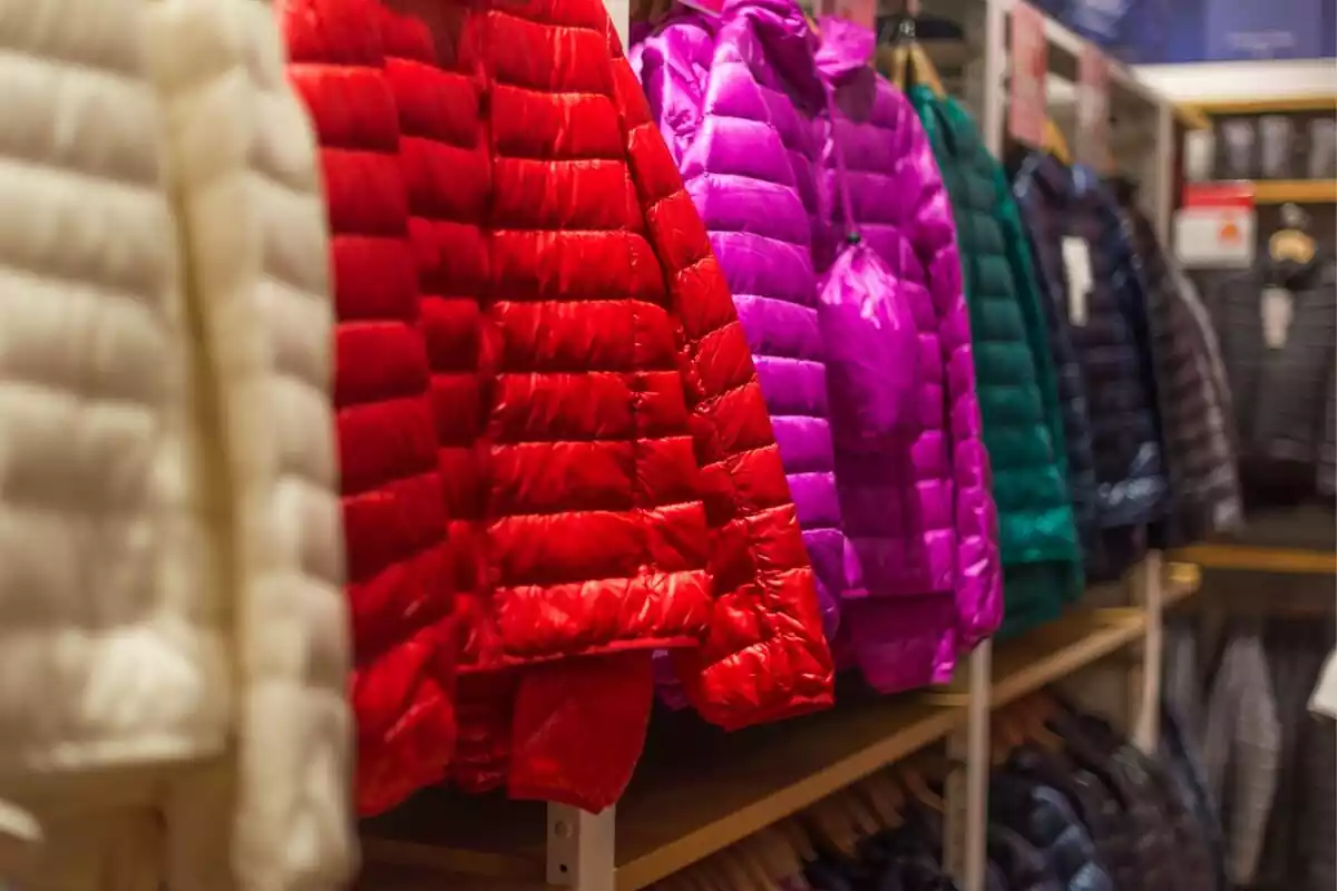 Imagen de una tienda de chaquetas con varias prendas a la vista