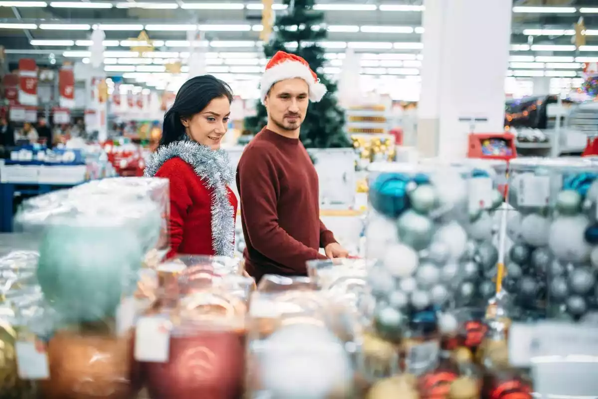 Una pareja comprando cosas en un supermercado