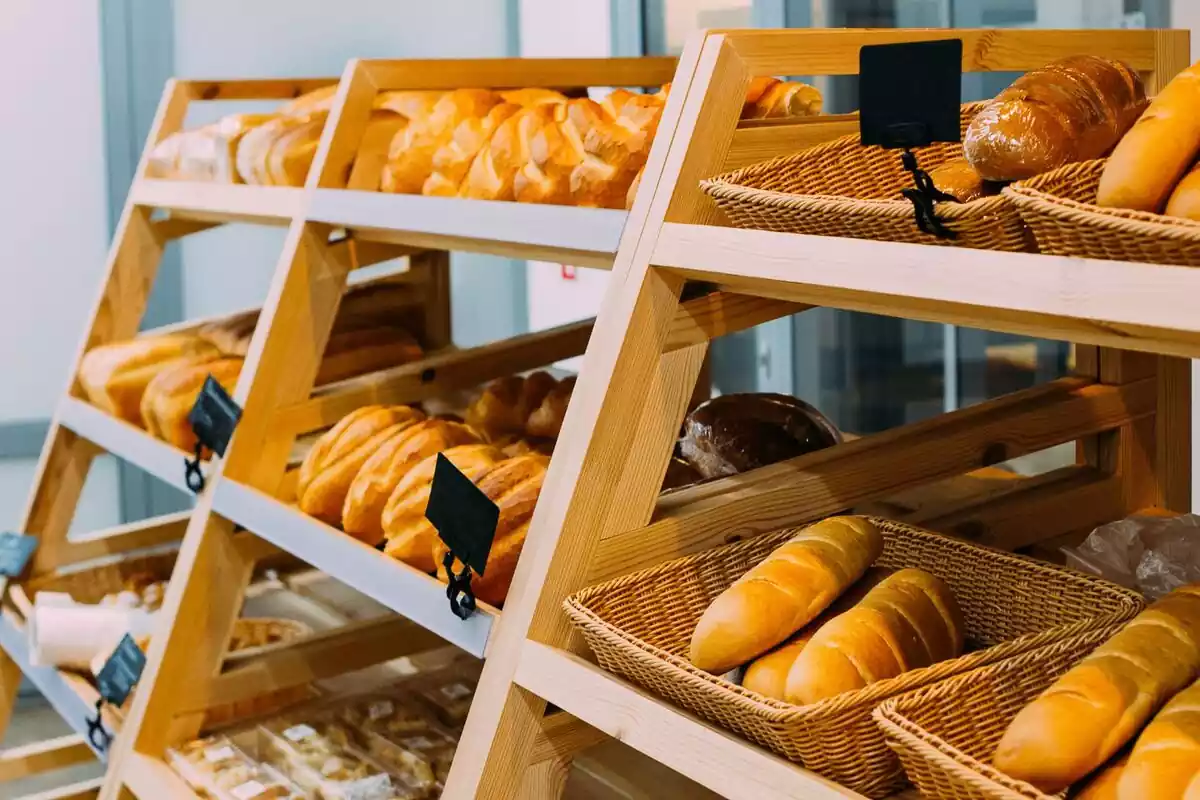 Distintas barras de pan en un estante de un supermercado