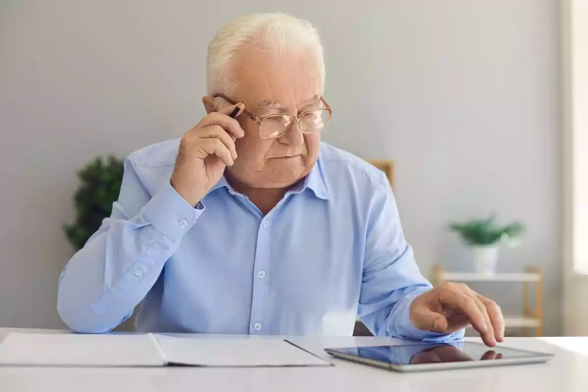 Hombre mayor consultando una tablet